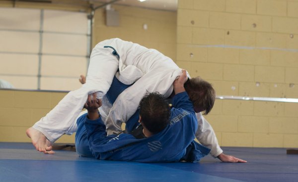 How can judo athletes use proprioceptive training to enhance their balance and technique?